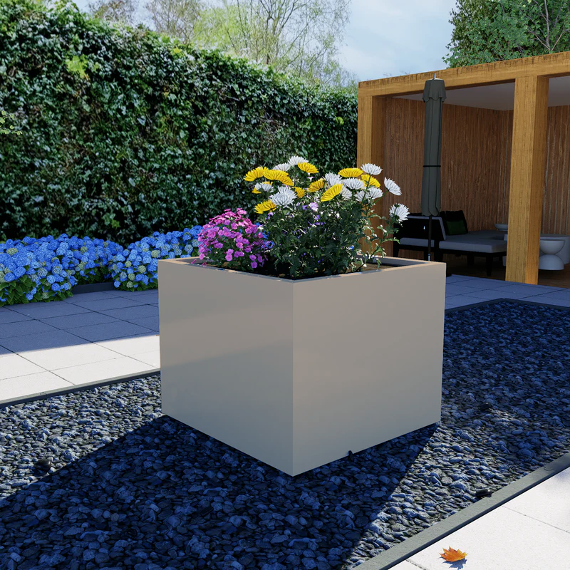 beige plantenbak buiten